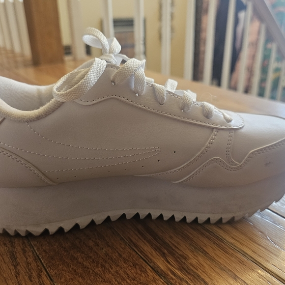 FILA Women Disruptor Sneakers White With Flower Embroidery Size 8. - Picture 9 of 10